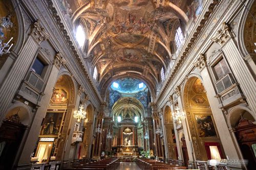 L'interno della basilica di San Paolo Maggiore